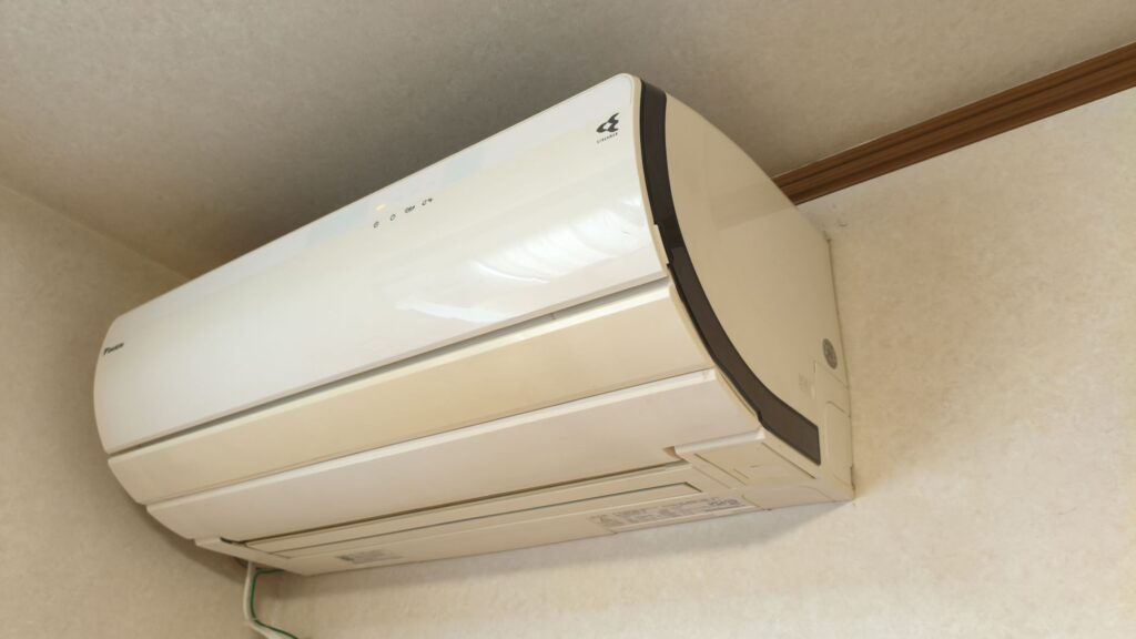 夏の間活躍したエアコンフィルターを掃除してみました。