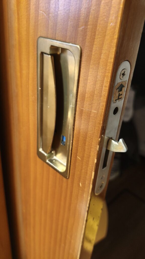 ウチの扉の金具を修理しました。