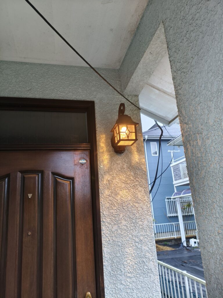玄関灯を人感センサー付きに交換させて貰いました。