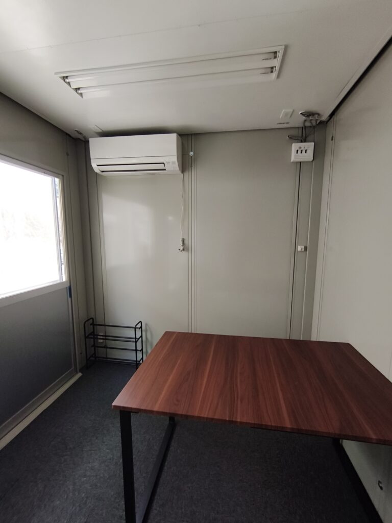 トレーラーハウスの照明スイッチ増設しました。