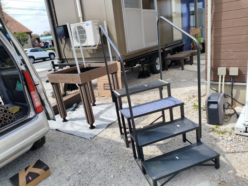 トレーラーハウス前エントランスを追加させてもらいました。