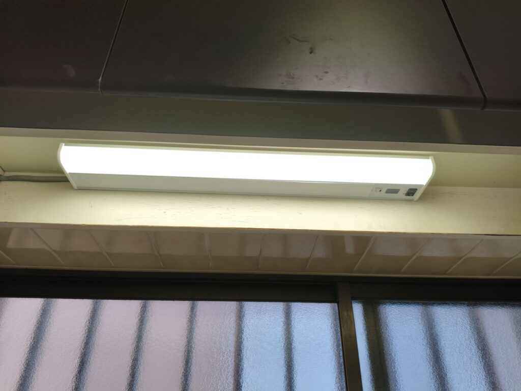 台所の蛍光灯をLED灯に交換しました。