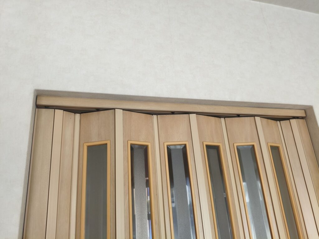 間仕切りパネルカーテンのレールを取り付け治ししました。