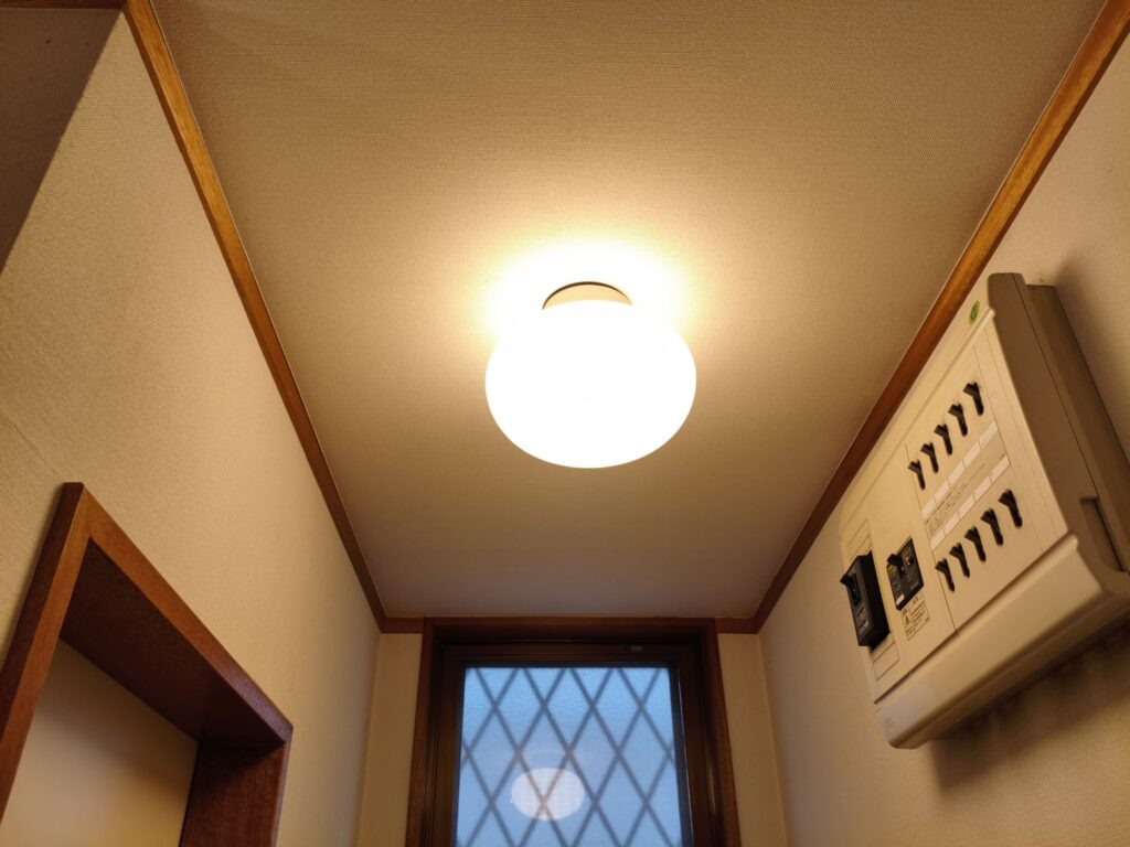洗面所の電灯を交換しました。