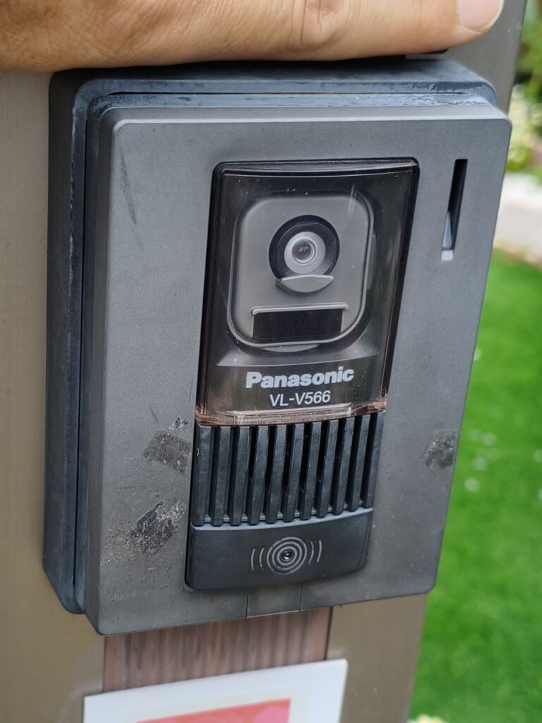 いきなり鳴り出すインターホンの修理をしました。