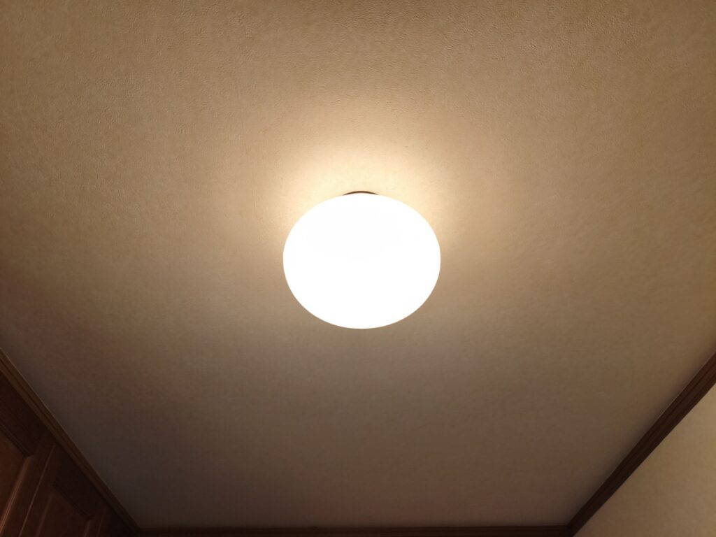 自宅の玄関灯を交換しました。