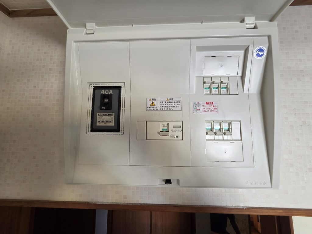 分電盤とLED電灯の交換をしました